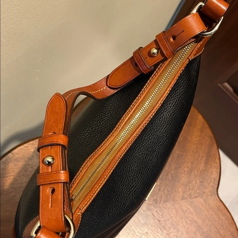 Dooney & Bourke hobo bag  shoulder bag   leather Black/ Tan  excellent Condition